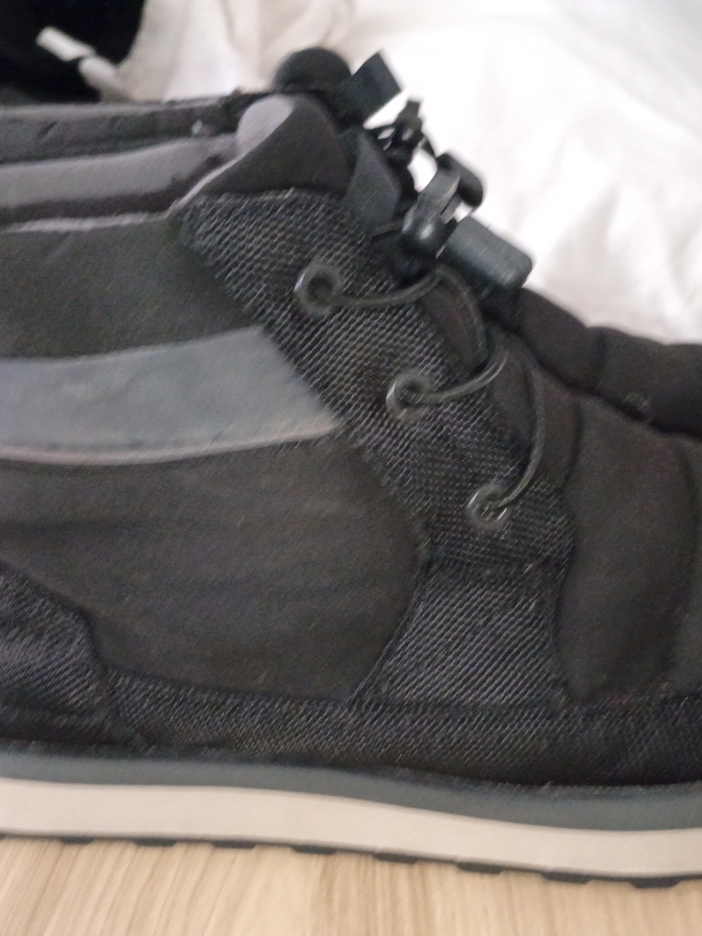 Sanuk Men's Black Low-Top Lace-Up Sneakers